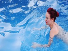 Invito a mi vecino a mi piscina, mientras él me mira masturbándome