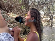 ¡Conozco a un extraño en la playa y él me ofrece a follarlo en público por un gran regalo! Carla Morell