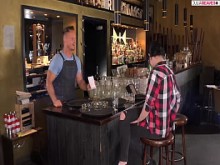 Jenny visita a su novio en el bar y estropea su polla