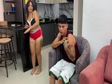 Madrastra enojada quiere que la penetren duro y se le corra en su coño para que se le pase un poco el malgenio.