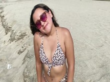 Un desconocido me espía en la playa y me convence de ir a su apartamento y follar salvajemente.