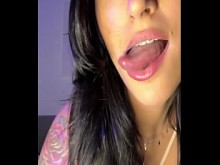 Lencería blanca de Claudia Bavel solo en su habitación en la noche