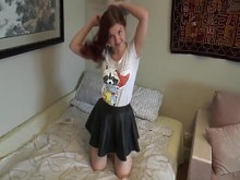 ¡Mi paso papá sabe cómo follar a mi gatito apretado!