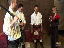 Tres hombres le dan a la milf rubia rubia una doble penetración duplicada durante su sudor creciente