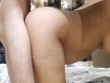 En un telo comiendo una polla gigante