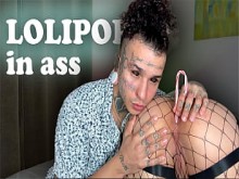 Juego con un dulce en su trasero. Culo a la boca