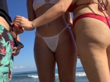 Dick de flash público en la playa frente a dos chicas cachondas que anhelan mi polla