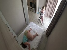 La cámara oculta espía en dos BBW maduros detrás de escena. Las novias gorditas disparan cinta de sexo en casa en la cama. Fetiche.