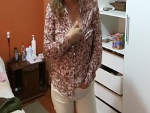 Colombian Mature llega a casa del trabajo muy emocionado, se muestra y se toca a sí misma, le pide que se folle a un joven latino bien endodo