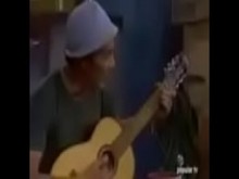 La chilindrina tocando guitarra