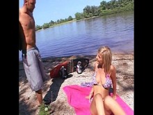 Rubia en la playa follada