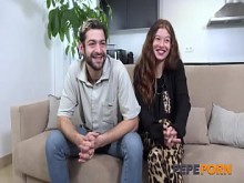 ¡La encantadora pareja joven hace su debut porno con Creampie! Chloe y Michael