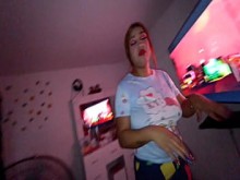 Mientras me pongo mi ropa interior más sexy, mi hermanastro me miró y entré en el baño muy cachondo para follar mi coño