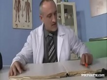 Jennifer visita a su médico por un toño y un boquiabierto y un facial