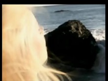 Jodie Moore folla en la playa