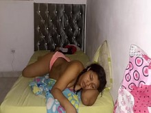 Tengo el placer de poder mostrarte cómo me folla a mi compañero de clase. Tiene 24 años y es de Nueva York con grandes tetas naturales y una morena caliente lista para entregar ese pequeño culo.