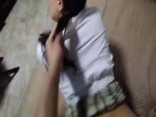 Mi joven hermanastra me recibe con su uniforme de colegiala para que la folle duro y me corra en su