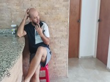 Mi hermanastro me atrapó masturbándose en medio de una videollamada y me ayuda a terminar.