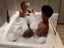 Invite a mi amigo a conocer mi nueva casa y no deja de mirarme el culo| SEXO EN ESPAÑOL