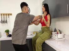 ¡Mi esposa se quedó atascada en la lavadora y el gran fontanero la ayudó a salir!