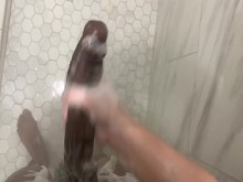 El hermanastro se cuela en el baño mientras se ducha a hermanastra, ella lo atrapó espiando y lo hizo entrar, su trasero es tan gordo y el coño está tan mojado que te hará correrse rápido