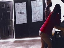 Seduciendo al técnico en la entrega a domicilio. Llamo al joven que repara los teléfonos celulares y le muestro mi trasero en una tanga de lencería. Deisyyeraldine gran perra venezolana en Valledupar, Colombia me encanta follar con extraños