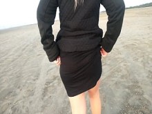 Caminata caliente en bragas folla en la playa por dinero