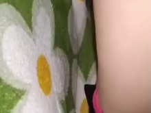 Una pequeña virgen me da su pequeño culo, y soy tanto que ella comienza a ingerir y gritar