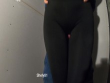 Ella me hace correrme entre sus piernas ... Shely81