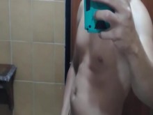 Me acaricio en el baño de mi amiga