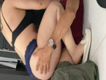 El fontanero desnuda mi coño