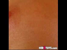 Sandra Shine juega con juguetes