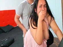 La madrastra estaba en el armario, buscando ropa, cuando su hijastro la folló con fuerza.