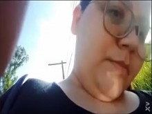 Gafas gorditas mostrando sus senos en la calle.