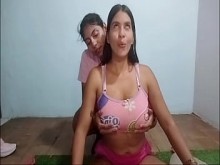 Me follo a un extraño con grandes tetas y un gran trasero, a quien conocí en un parque público