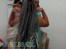 Fanny Prado Oficial1 Vea lo que ha hecho este gato. El jefe va a trabajar y deja a la criada para hacer almuerzo solo para la Tilethe y ella no pudo resistir y le dio muy sabroso mientras el jefe estaba en el trabajo.