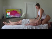 Masajista traviesa sabe cómo satisfacer con masaje con aceite y final feliz