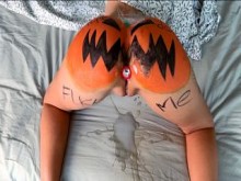 La zorra local es follada por todo el pueblo en Halloween ????