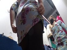 Una cámara oculta en un probador espía a una chica de precioso culo y preciosas piernas en pantimedias. Luego, un voyeur mira debajo de su falda en una tienda pública. Fetiche de pies amateur.