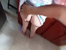 Mi madrastra dice que cocina mejor si la estoy follando mientras lo hace