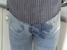 Complazco a mi hijastro para que se corra en mi culo con jeans, dos camaras