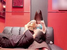 [Fotografía personal] Hentai japonés amateur chupando los pechos de piel clara de mi linda novia como un bebé durante una cita de karaoke