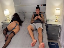 ¡¡¡TRAMPO !!! ¡Papá se folla a su esposa y a su hijastra en la misma cama! ¡GUAU! AMBOS CREAMPIADOS