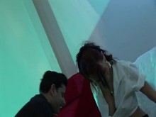 Después de una buena follada Claudia saborea el sabor del semen y saca las tetas para orinar