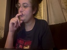 Acidez estomacal severa y eructos.