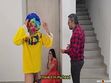 ME FOLLO A LA CUMPLEAÑOSA EN CASA DE SU PADRE MIENTRAS EL TRABAJA