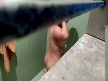 Grabó a mi hermanastra con cámara oculta mientras se duchaba