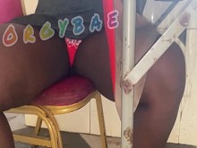 Pareja juega voyeur en un bar público y en la playa
