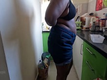 Cámara oculta captó lo que hacía mi criada en la cocina mientras trabajaba