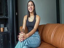 Latina de 18 años con gran botín monta una gran polla en POV como una vaquera como una profesional en un casting